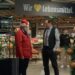 Marc Hosemann als Weihnachtsunterstützer in einem Edeka-Markt