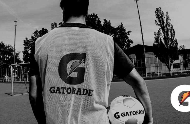 Fußballer mit Gatorade-Shirt von hinten