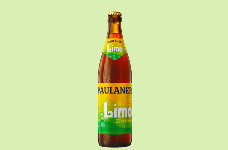 Eine Flasche Paulaner Limo Zitrone