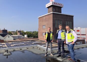 v.l.: René Wermers (Abteilungsleiter Betriebsengineering), Manfred Schmidt (Geschäftsführer Technik der Krombacher Brauerei) und Werksleiter Marcel ter Steege auf dem Dach der Rolinck Brauerei