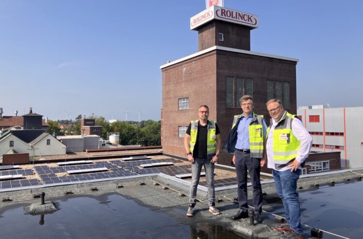 v.l.: René Wermers (Abteilungsleiter Betriebsengineering), Manfred Schmidt (Geschäftsführer Technik der Krombacher Brauerei) und Werksleiter Marcel ter Steege auf dem Dach der Rolinck Brauerei