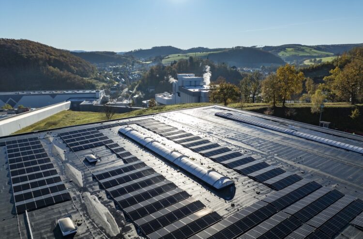 Landschaft um die Brauerei Veltins, im Vordergrund Dach mit Photovoltaik-Anlage.