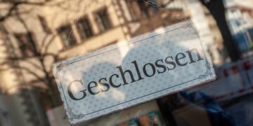 Restaurantfenster mit Schild "Geschlossen"