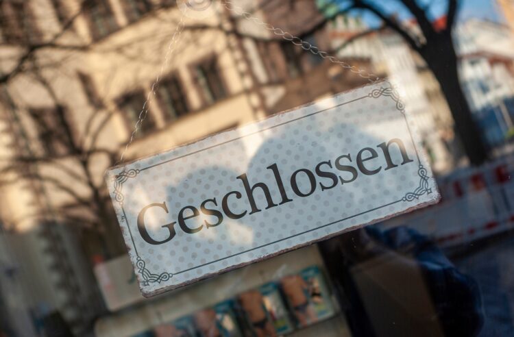Restaurantfenster mit Schild "Geschlossen"