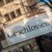 Restaurantfenster mit Schild "Geschlossen"