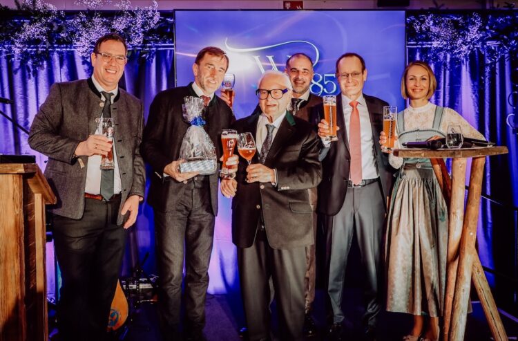 Werner Brombach (Mitte) mit (v.l.) Wolfgang Kuffner und Josef Westermeier (neuer und alter Geschäftsführer Marketing und Vertrieb), Dr. Stefan Kreisz (Vorsitzender der Geschäftsführung), Dr. Stefan Huckemann (Geschäftsführer Finanzen) und Moderatorin Magdalena Neuner