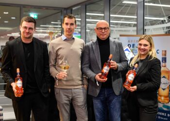 Josua Lehr (Bayer 04 Leverkusen), Alexander Mewes und Dirk Hasenbein (beide Schwarze und Schlichte) und Camille Hafels (Sportfive) stoßen auf die neue Partnerschaft an.