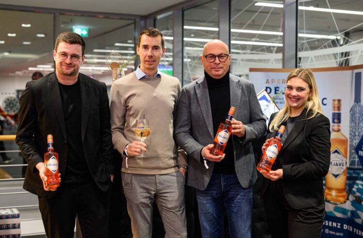 Josua Lehr (Bayer 04 Leverkusen), Alexander Mewes und Dirk Hasenbein (beide Schwarze und Schlichte) und Camille Hafels (Sportfive) stoßen auf die neue Partnerschaft an.