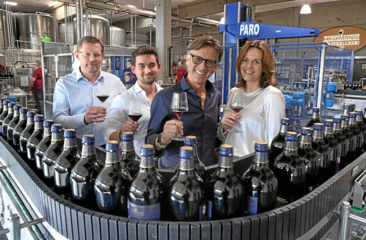 Foto von Geschäftsführer Guido Grebe, Nico Kunzmann, Jürgen Kunzmann, Natalie Kunzmann in der Abfüllung