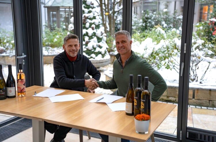 Ralf Schumacher und André Weltz unterzeichnen den Vertrag über die langfristige Zusammenarbeit.