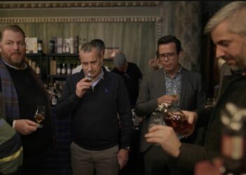 Vier Männer probieren Whiskys bei der Interwhisky