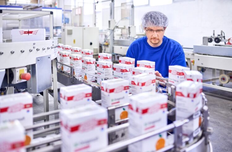 Mitarbeiter in der Oranka-Abfüllung