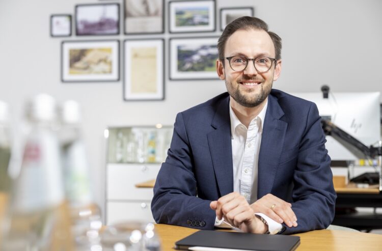 Christian Schindel am Schreibtisch