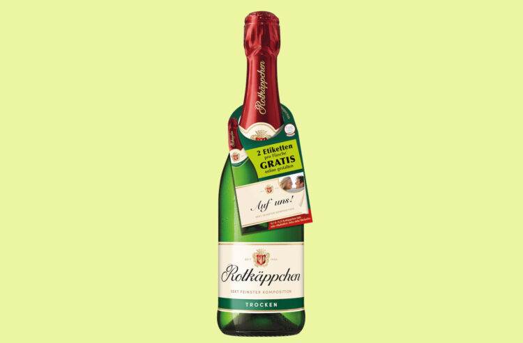 Flaschenanhänger weisen auf die Aktion hin.