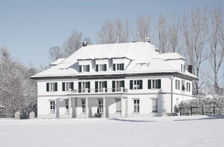 Studer-Firmengebäude im Schnee