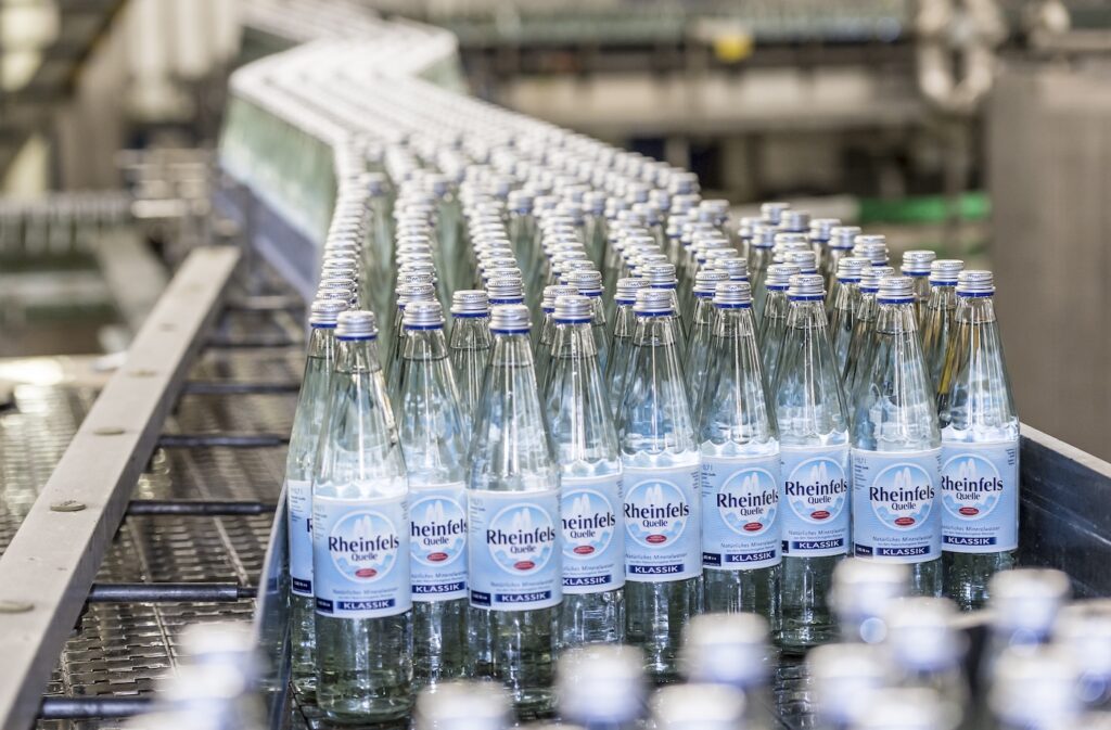 Mineralwasserflaschen Rheinfelsquelle Klassik in der Abfüllung