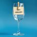 Leeres Weinglas mit angeklammertem Zettel "Dry January"