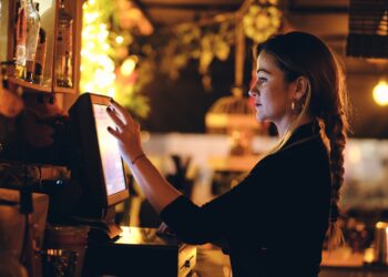 Kellnerin an der Kasse eines Restaurants