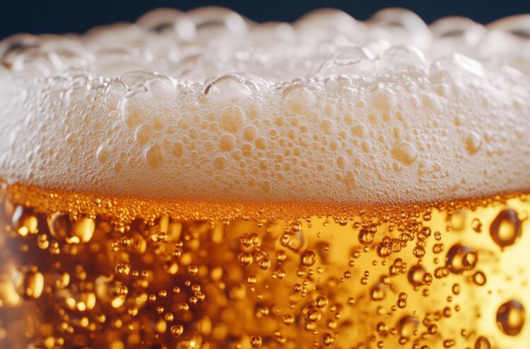 Bierglas mit Schaumkrone in Nahaufnahme