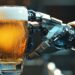 Roboterhand mit einem Bierglas