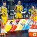 Drei Basketballspieler an einer Bandenwerbung von Gatorade