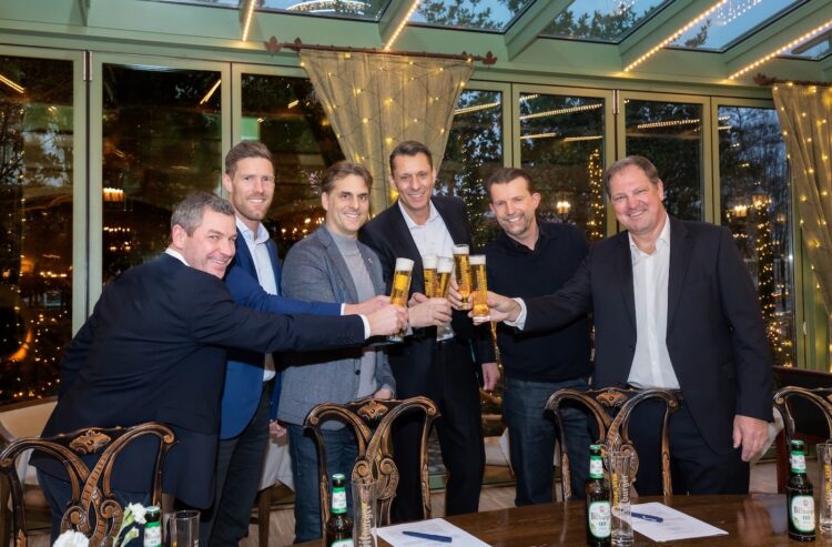 Stoßen auf die gemeinsame Zukunft an (v.l.n.r.): Sebastian Holtz (Bitburger), Nicolas und Thomas Mack (Europa-Park), Stefan Meinass, Stephan Nerlich und Rainer Noll (Bitburger).