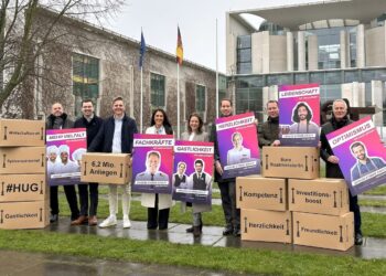 Vertreter der DZG präsentieren ihre Forderungen vor dem Kanzleramt.