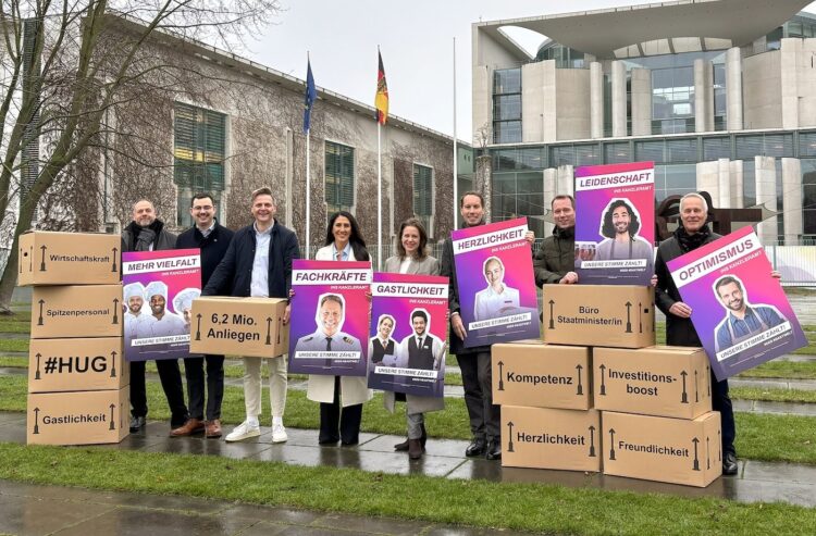 Vertreter der DZG präsentieren ihre Forderungen vor dem Kanzleramt.