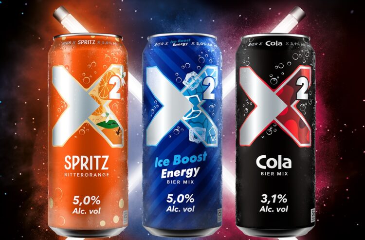 Drei verschiedene Dosen X2 vor Weltraum-Hintergrund