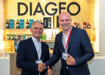 Stefan Fröhlich, Geschäftsführer Rising Brands (links), mit Patrick Seidel, Commercial Head of On-Trade bei Diageo Germany