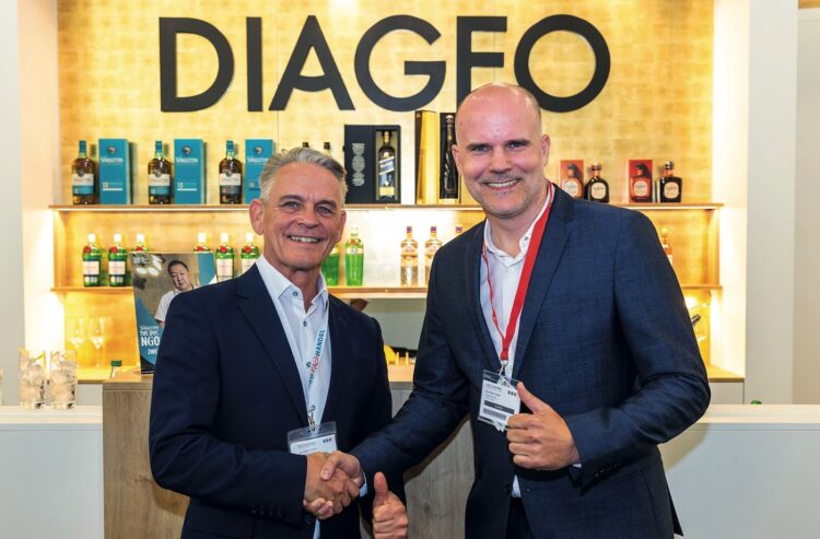 Stefan Fröhlich, Geschäftsführer Rising Brands (links), mit Patrick Seidel, Commercial Head of On-Trade bei Diageo Germany