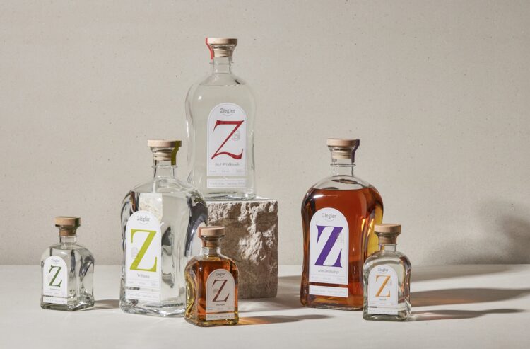 Schön arrangierte Flaschen des Ziegler-Sortiments