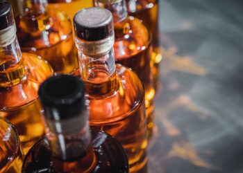 aufgereihte Whiskyflaschen