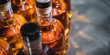 aufgereihte Whiskyflaschen