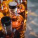 aufgereihte Whiskyflaschen