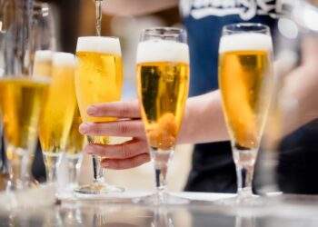 Bier wird am Tresen gezapft