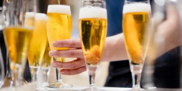 Bier wird am Tresen gezapft