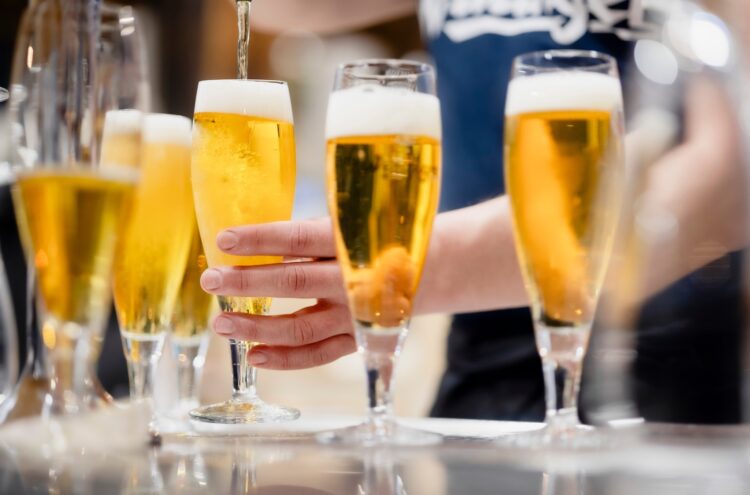 Bier wird am Tresen gezapft