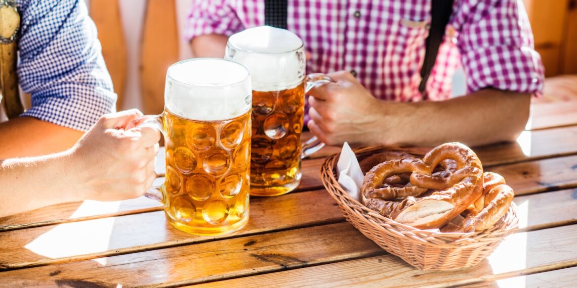 Foto von zwei Männern in bayerischer Tracht mit Biergläsern