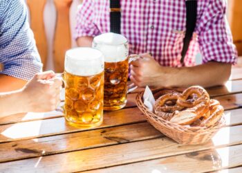 Foto von zwei Männern in bayerischer Tracht mit Biergläsern