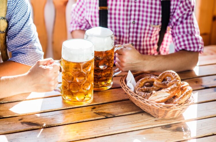 Foto von zwei Männern in bayerischer Tracht mit Biergläsern