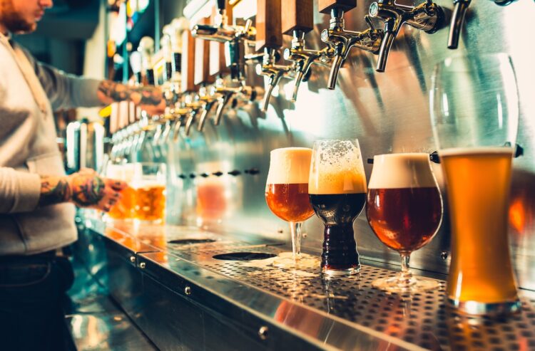 Theke mit verschiedenen Biergläsern