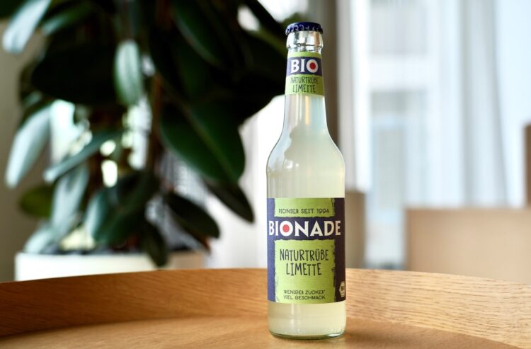 Eine Flasche Bionade Naturtrübe Limette auf einem Tablett